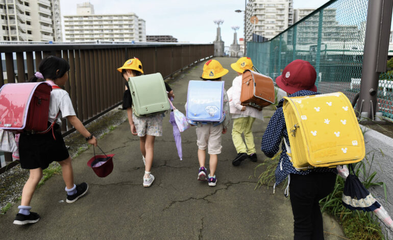 mochila-icone-da-cultura-japonesa-atravessa-geracoes-com-mudancas-sutis-para-manter-tradicao