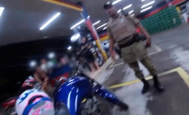 policial-xinga-e-ameaca-dono-de-moto-durante-abordagem-de-transito:-‘te-meto-a-mao-na-cara’
