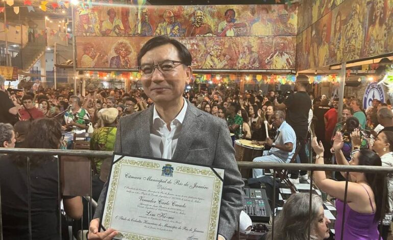 embaixador-da-coreia-do-sul-recebe-titulo-de-cidadao-do-rio-e-canta-classico-do-samba;-assista