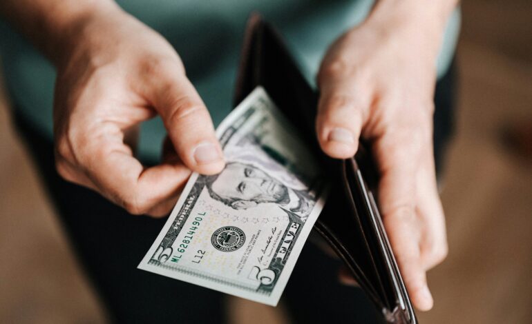 Por que o dólar turismo é mais caro do que o comercial e qual é a diferença entre os dois
