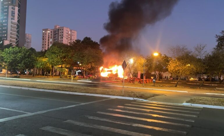 trailer-de-lanches-pega-fogo-e-fica-destruido-em-avenida-de-palmas;-veja-video