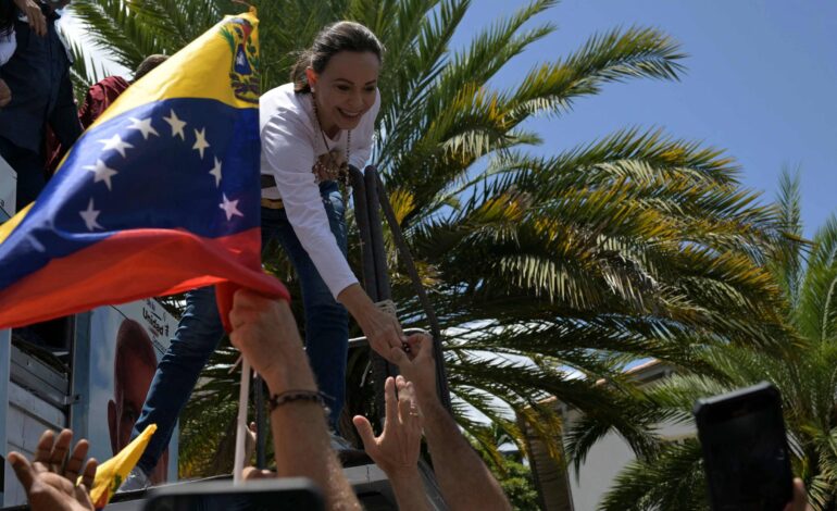 sob-ameaca-de-prisao,-opositora-maria-corina-participa-de-protesto-contra-reeleicao-de-maduro