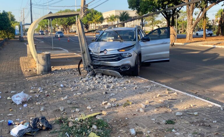 motorista-bate-e-quebra-poste-ao-meio-apos-perder-o-controle-do-carro