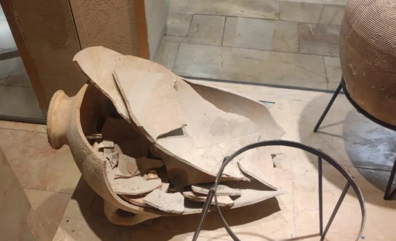 menino-quebra-jarro-raro-de-3.500-anos-em-museu-de-israel