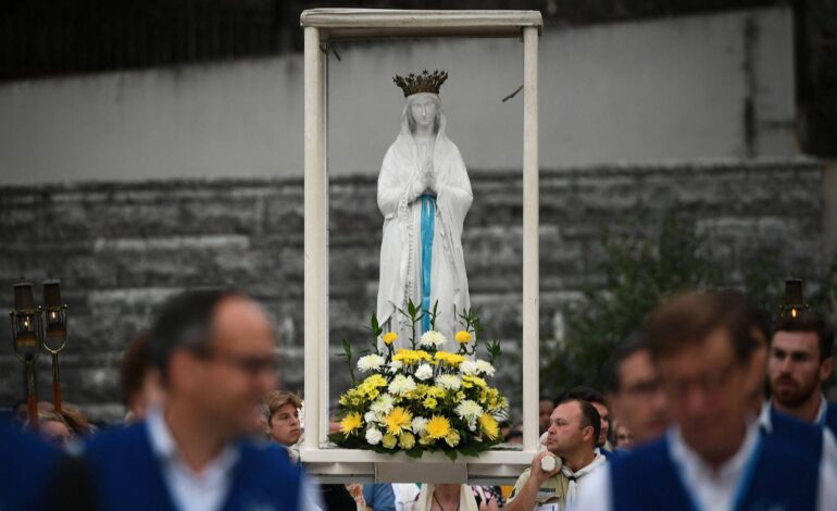 charlie-hebdo-publica-charge-de-maria-com-mpox-e-e-criticado-por-catolicos-na-franca