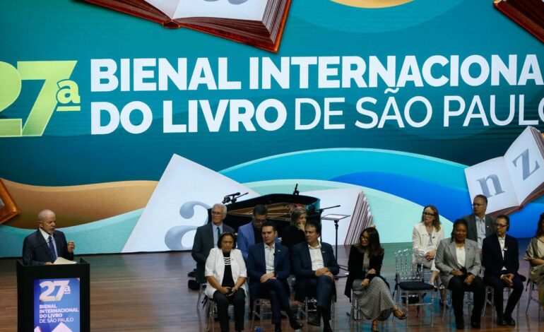 Lula assina regulamentação da Política Nacional de Leitura e Escrita