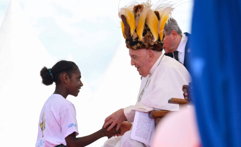 papa-francisco-ganha-cocar-de-penas-e-pede-‘fim-da-violencia-no-eden’-na-papua-nova-guine