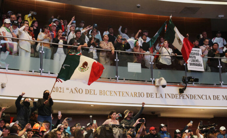 manifestantes-interrompem-votacao-de-reforma-judicial-no-senado-do-mexico