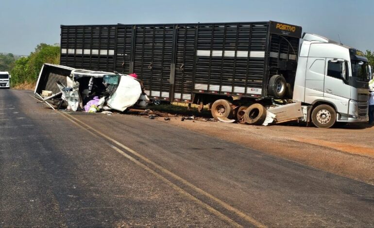duas-pessoas-morrem-apos-caminhonete-bater-na-lateral-de-carreta-na-br-153