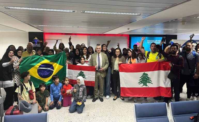 embaixador-do-brasil-no-libano-se-despede-de-futuros-repatriados-antes-de-decolagem