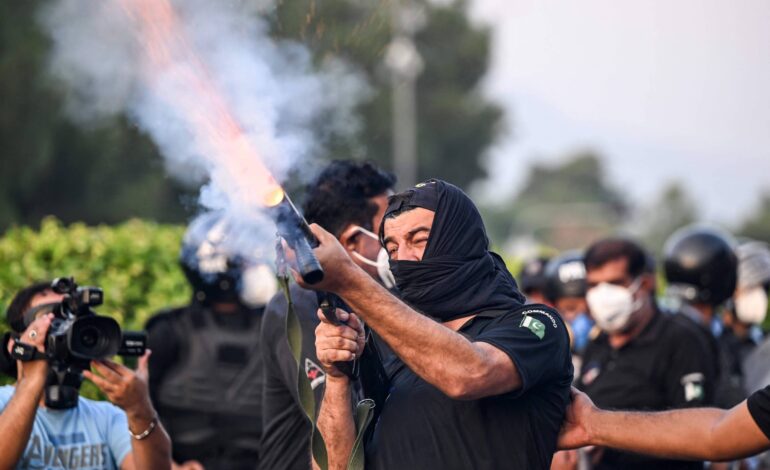 apoiadores-de-ex-premie-do-paquistao-confrontam-policia-durante-marcha
