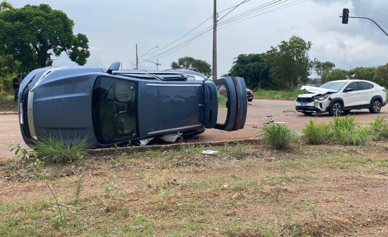 carro-eletrico-fica-tombado-apos-batida-em-cruzamento