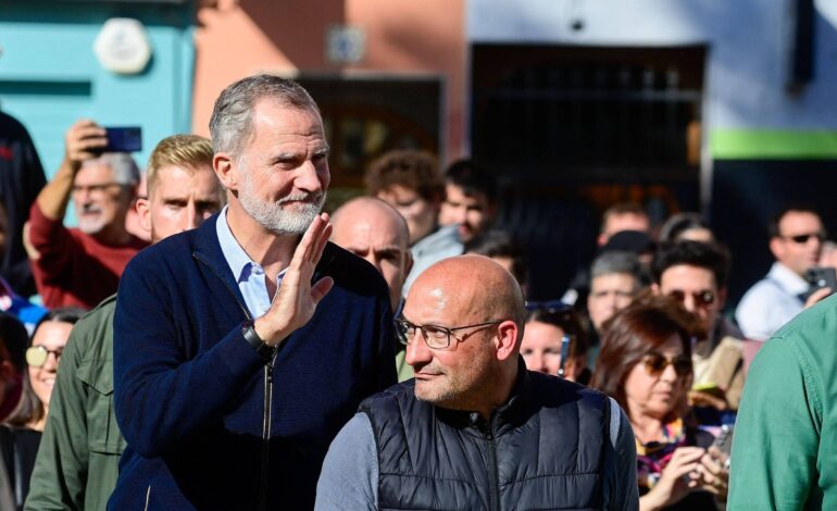 apos-visita-caotica,-reis-sao-aplaudidos-ao-retornarem-a-regiao-devastada-em-valencia