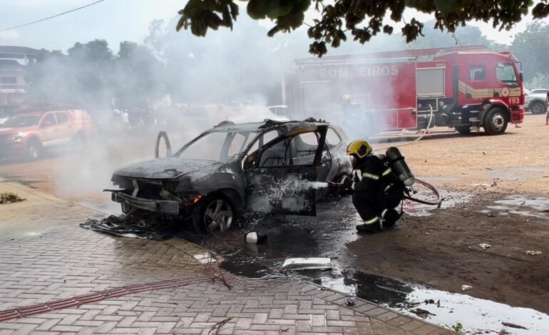 carro-fica-destruido-apos-pegar-fogo-em-estacionamento;-veja-video