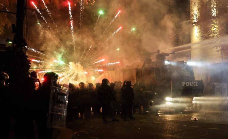 protestos-na-georgia-se-intensificam-com-violencia-policial;-premie-ve-oposicao-histerica