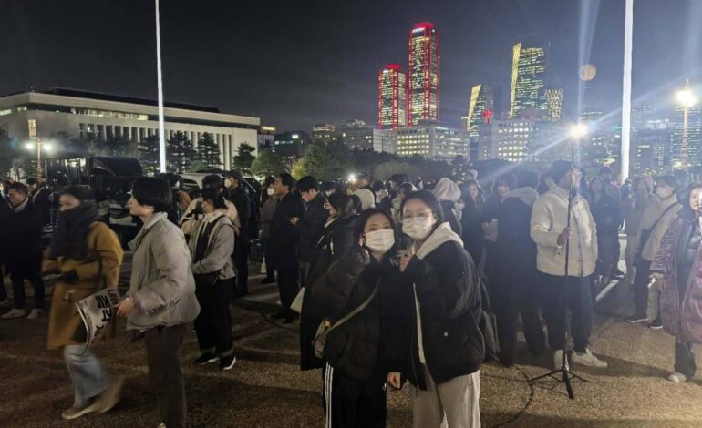 ‘para-lutar!’;-vigilia-na-assembleia-nacional-exige-queda-do-presidente-da-coreia-do-sul