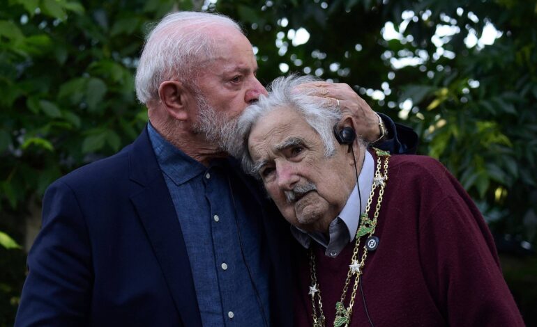 lula-se-encontra-com-mujica-no-uruguai-e-lhe-concede-maior-honraria-do-brasil