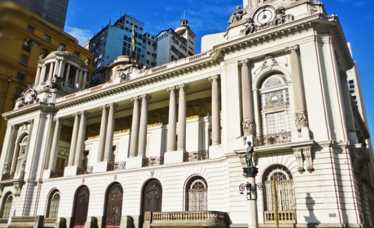 Rio aprova PL que extingue licença prêmio e muda horário de professor