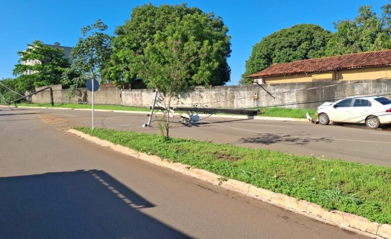 motorista-perde-controle-de-carro-e-derruba-tres-postes-de-energia