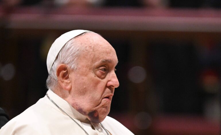 papa-francisco-aparece-com-queixo-machucado-em-cerimonia-para-novos-cardeais