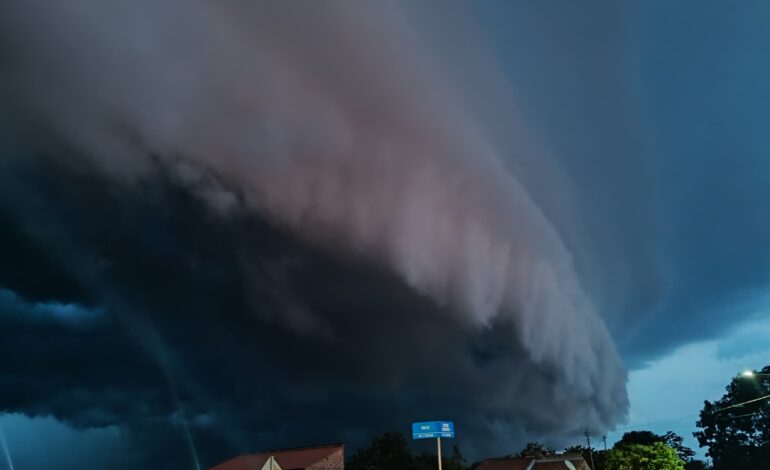 video:-‘nuvem-prateleira’-impressiona-moradores-apos-cobrir-cidade-do-tocantins