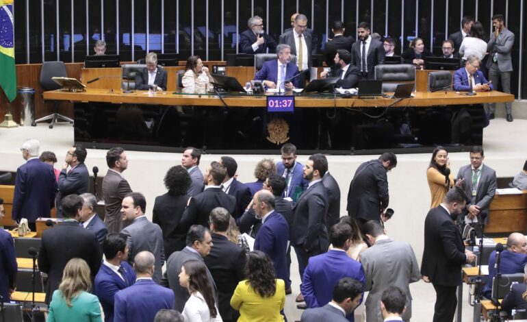 camara-aprova-pec-de-corte-de-gastos-em-primeiro-turno