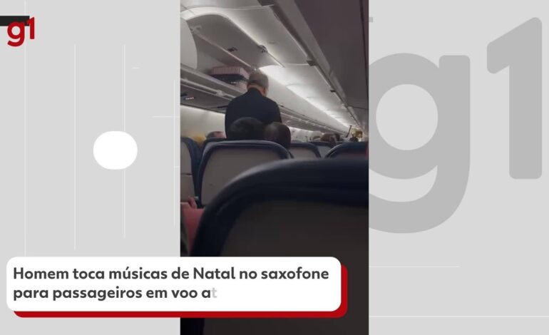 VÍDEO: Homem toca músicas de Natal no saxofone para passageiros em voo atrasado