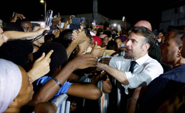 moradores-vaiam-macron-durante-visita-a-mayotte-e-pedem-por-agua-apos-ciclone