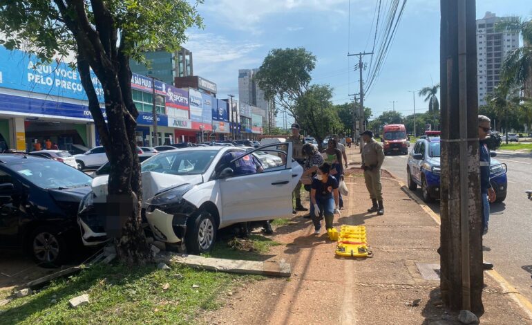 mulher-perde-controle-do-carro-ao-passar-mal-e-bate-em-arvore-enquanto-transportava-mae