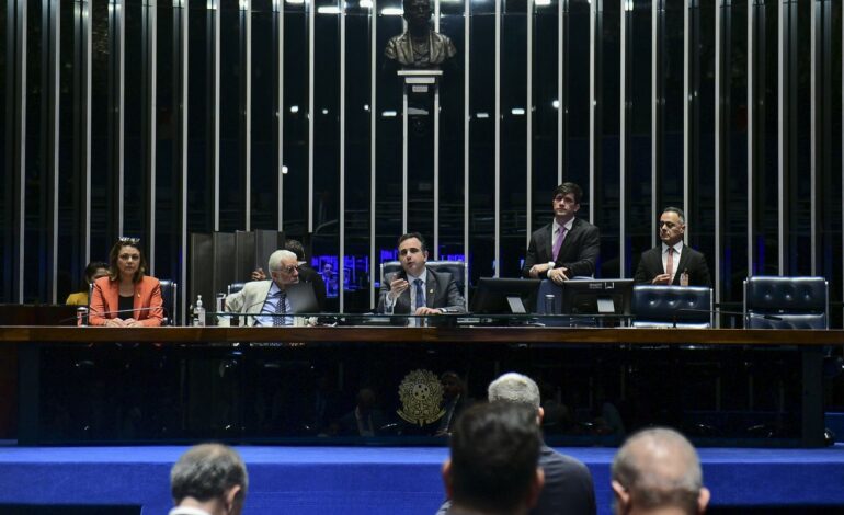senado-aprova-teto-para-salario-minimo-e-mudancas-no-bpc