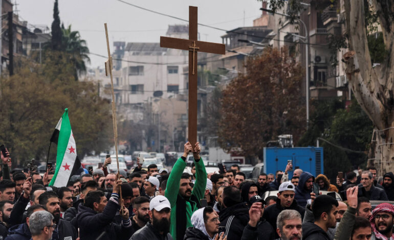 cristaos-protestam-na-ruas-da-siria-apos-arvore-de-natal-ser-incendiada-no-pais