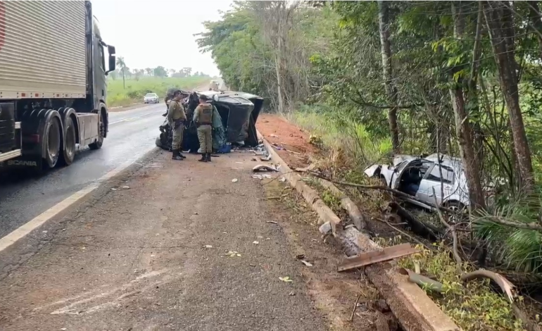 dois-homens-morrem-em-acidente-entre-duas-caminhonetes-e-um-carro-na-br-153