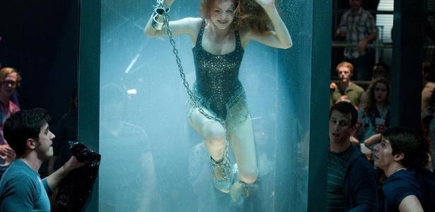 isla-fisher-revela-o-que-passou-pela-cabeca-ao-quase-morrer-em-filmagem