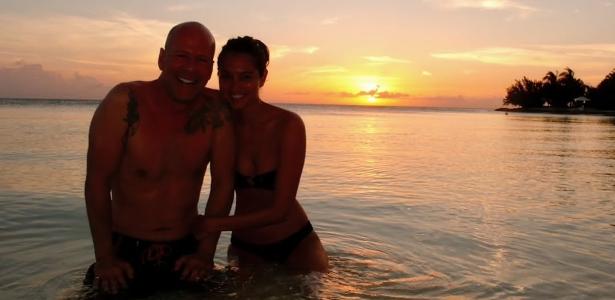 esposa-de-bruce-willis-diz-sentir-‘peso-no-coracao’-ao-falar-do-casamento
