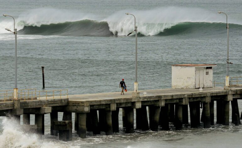 ondas-gigantes-no-pacifico-matam-tres-e-fecham-portos-na-costa-da-america-do-sul