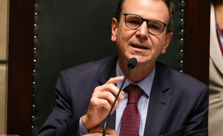 paes-assume-novo-mandato-e-propoe-forca-municipal-armada