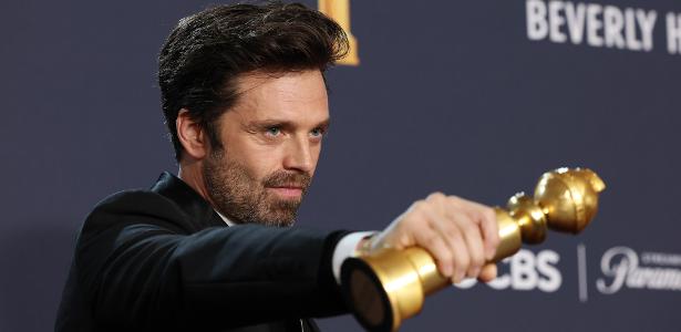 sebastian-stan-exalta-mae,-padrasto-e-namorada-em-vitoria-no-globo-de-ouro