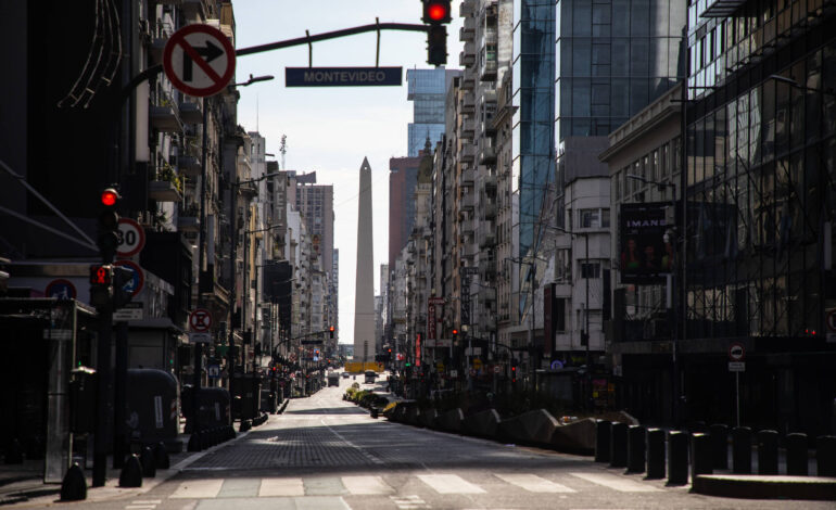 cai-turismo-de-brasileiros-na-argentina,-mas-argentinos-correm-para-o-brasil
