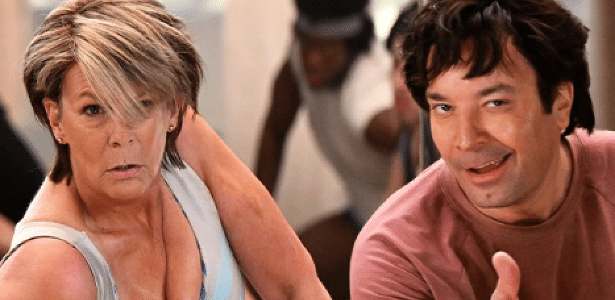 jamie-lee-curtis-recria-com-jimmy-fallon-cena-iconica-do-filme-‘perfeicao’