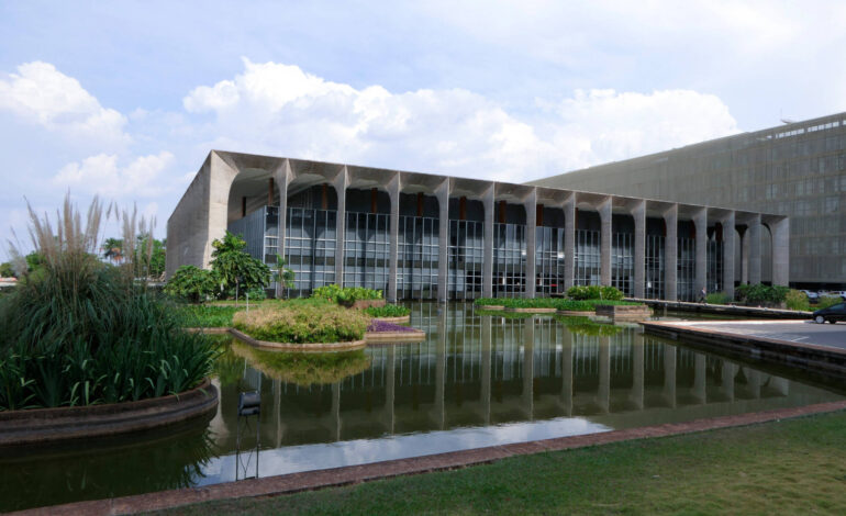 itamaraty-se-recusa-a-pagar-divida-trabalhista-na-franca,-e-valor-supera-r$-2-milhoes