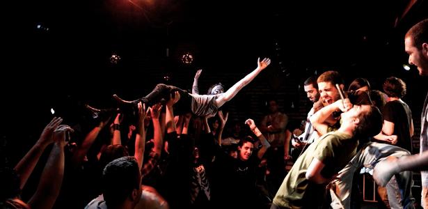 ‘e-subversivo’:-filme-retrata-cena-roqueira-em-goiania,-terra-do-sertanejo