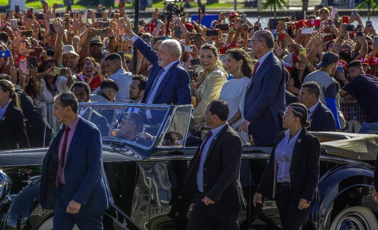 perfil-de-humor-engana-ao-comparar-posses-de-trump-e-lula-usando-fotos-de-outros-eventos