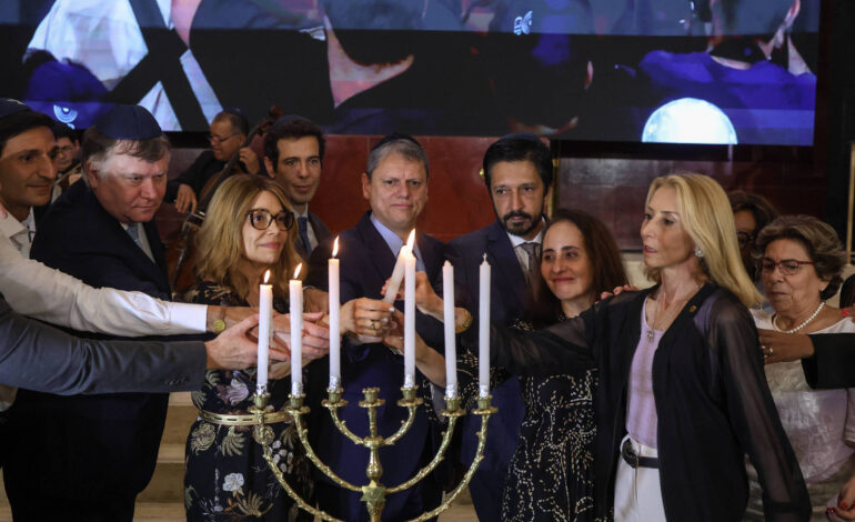 ato-em-memoria-dos-mortos-no-holocausto-lembra-vitimas-do-7-de-outubro