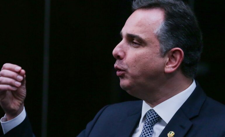 Pacheco se despede e cita defesa da democracia como legado