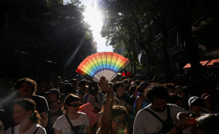 milhares-de-argentinos-vao-as-ruas-contestar-discurso-de-milei-contra-diversidade