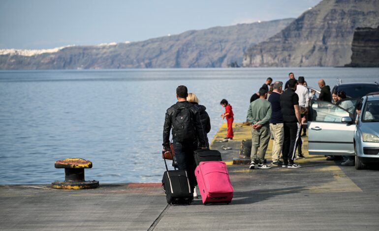Tremores de terra em Santorini, na Grécia, levam moradores e turistas a deixar a ilha