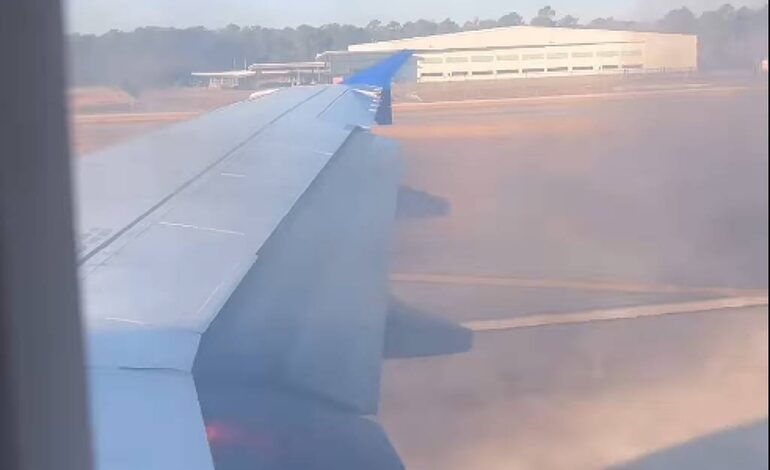 passageiros-sao-retirados-de-aviao-prestes-a-decolar-apos-motor-pegar-fogo;-veja-video
