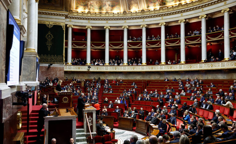 primeiro-ministro-e-poupado-por-socialistas-e-impoe-orcamento-na-franca