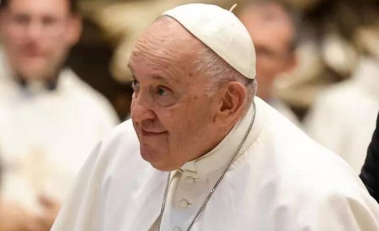 papa-francisco-amarra-sua-propria-vida-a-dos-imigrantes-em-biografia