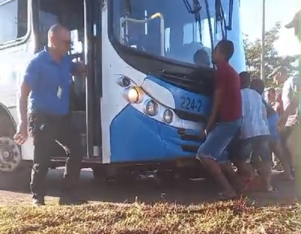 populacao-‘levanta’-onibus-para-retirar-motociclista-que-ficou-preso-apos-ser-atropelado;-video